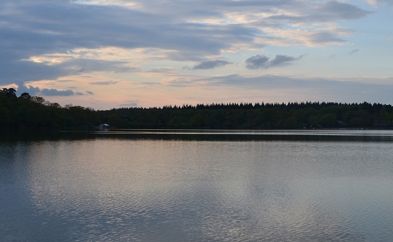 Het meer in de avondlucht