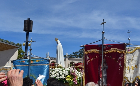 Mariabeeld in processie